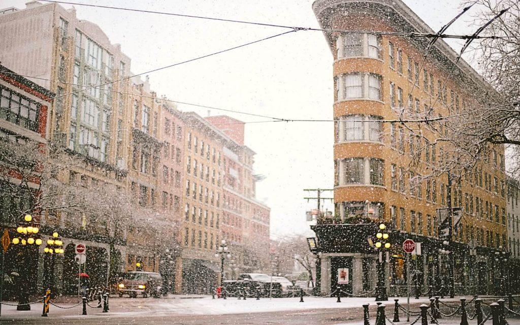 Snow falls in Maple Tree Square, Gastown