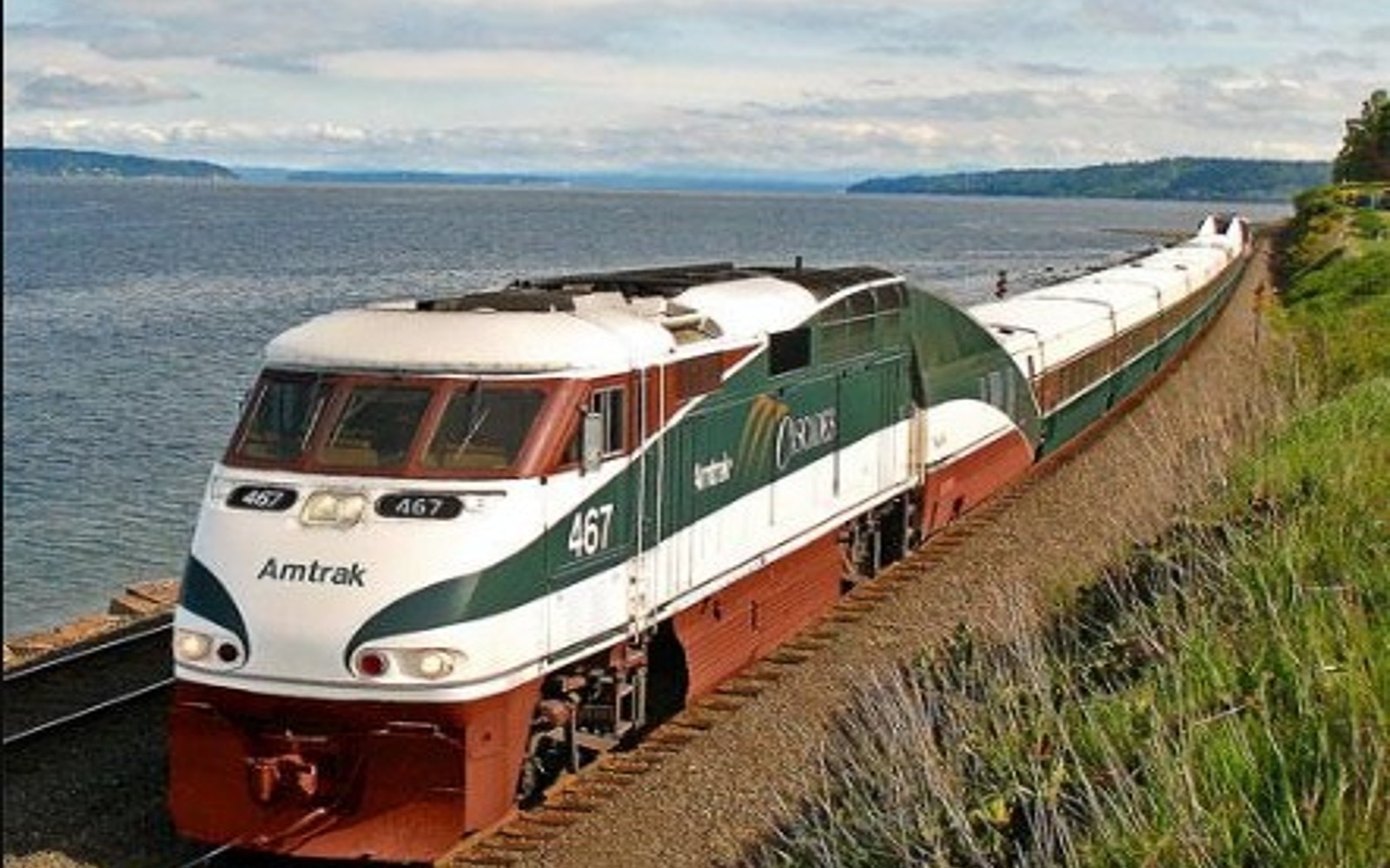 the vancouver to seattle train running along the pacific coast