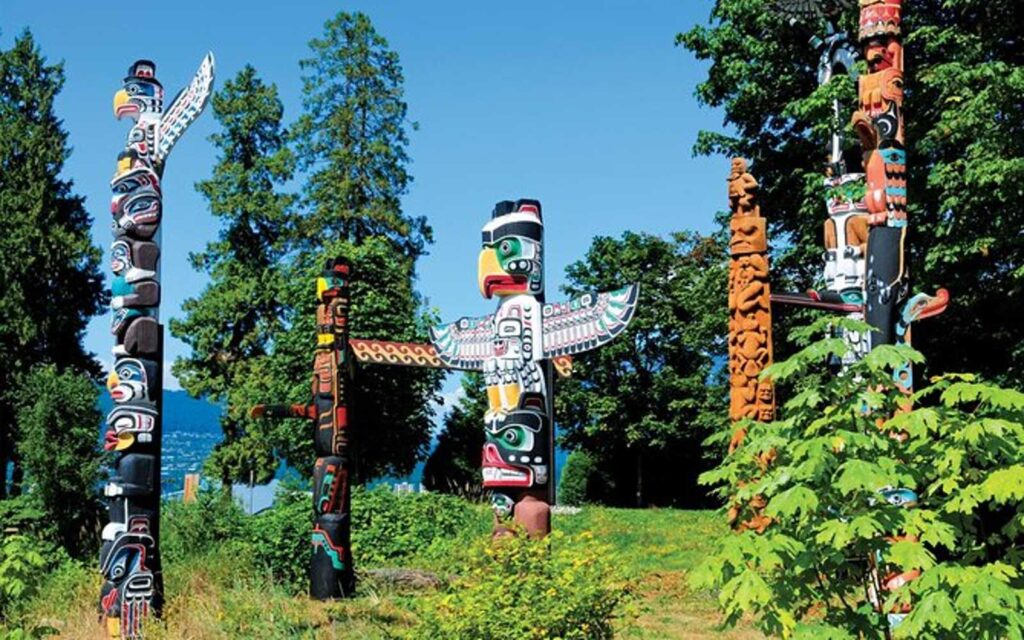 totem poles at stanley park on the vancouver city sightseeing tour
