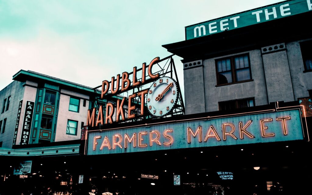 the entrance to seattle's legendary pike place market