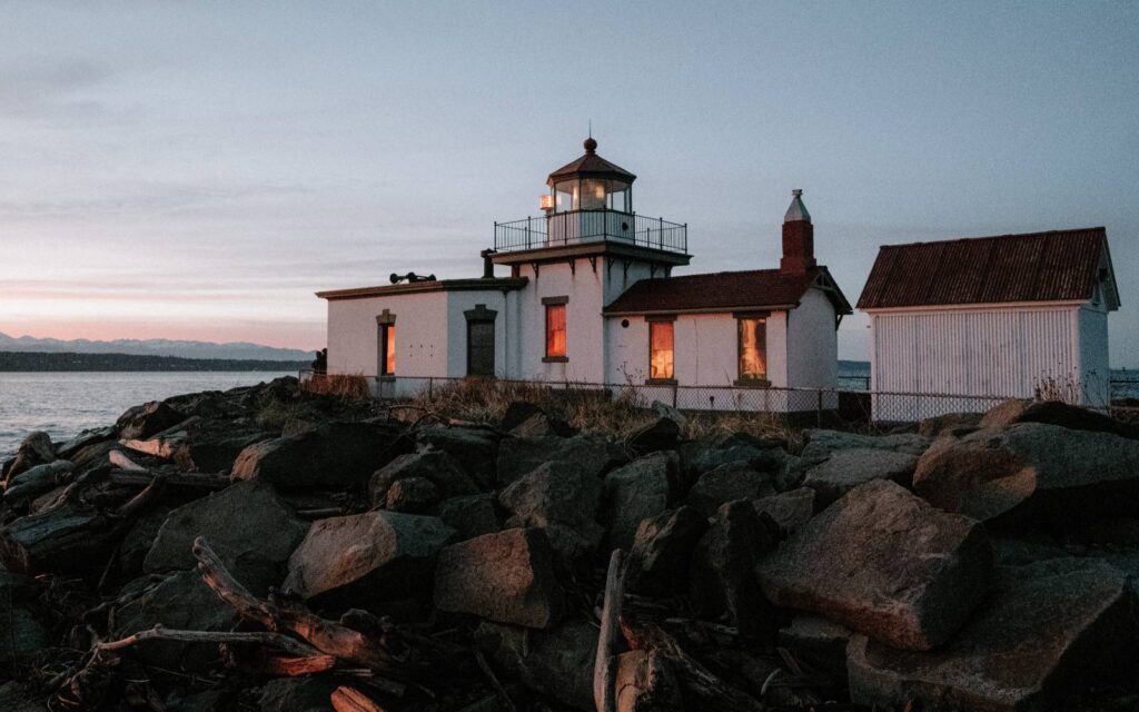 the lighthouse in seattle's discovery park