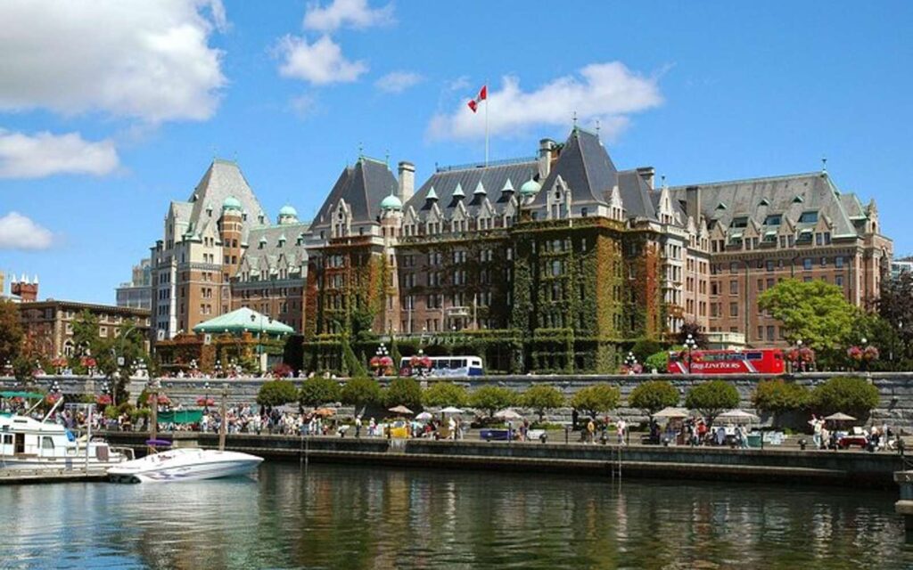 view of the empress hotel ona victoria day tour from vancouver