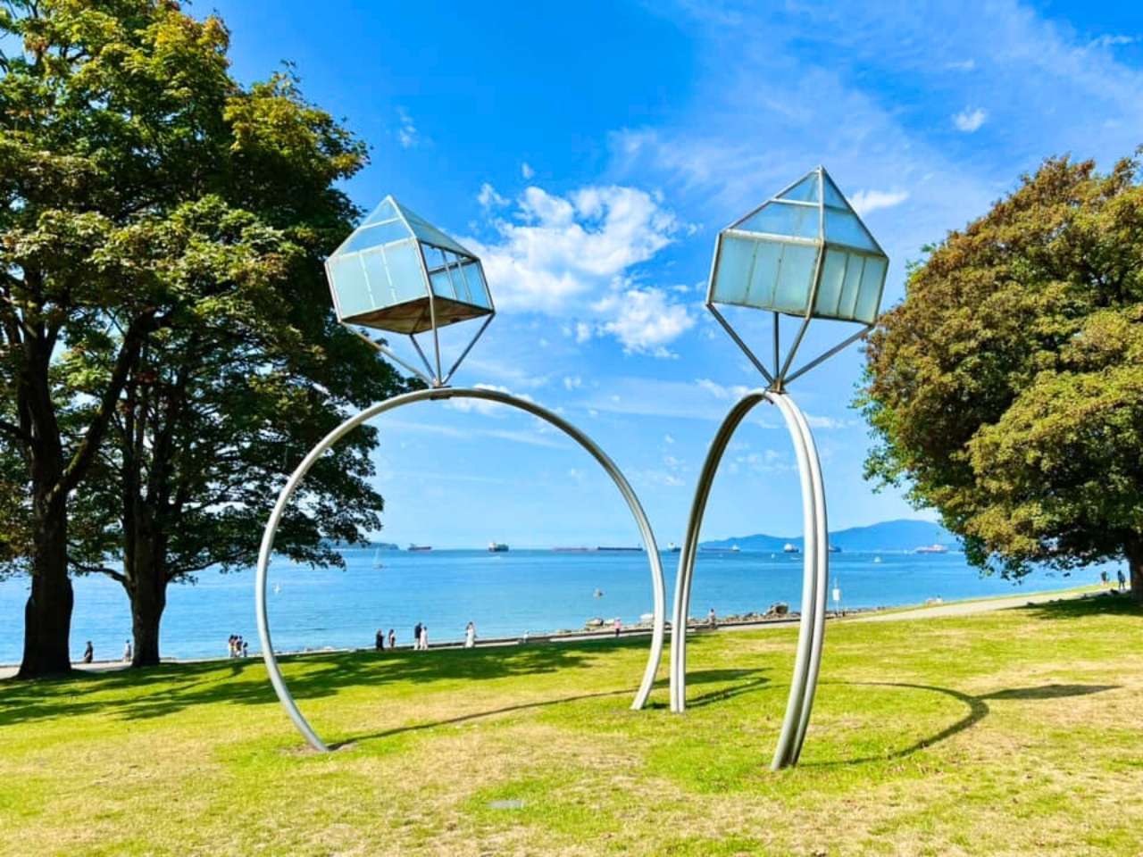 that’s the engagement rings sculpture at english bay in vancouver. it’s a quirky and iconic photo spot right by the seawall—perfect for a beach walk with public art and ocean views all in one
